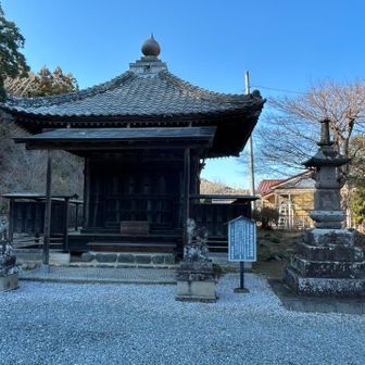 龍崖山の登山口にある八耳堂と宝筐塔。