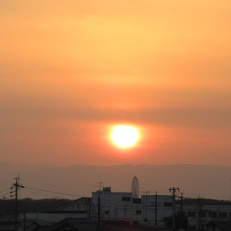 養老山地に沈む夕陽🌇
このままボヤ〜っと沈んでいくかと思ったら…
