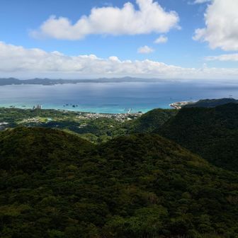 紺碧の海と青い空