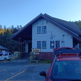 快晴の朝。
放射冷却で冷え込みました。
連休明けで駐車場はガラガラでした。