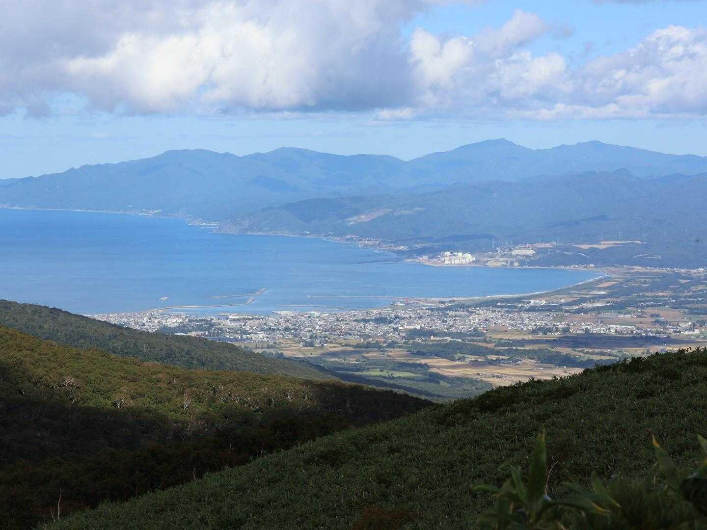 見下ろせば岩内市街が...