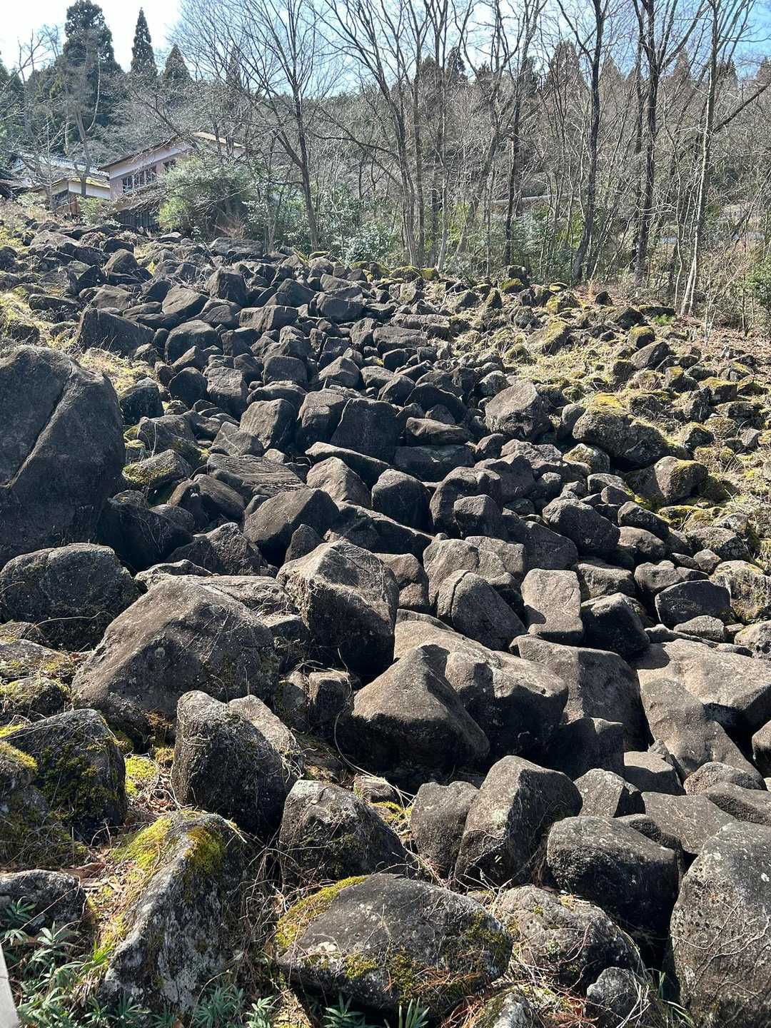 川のように流れる巨岩🪨