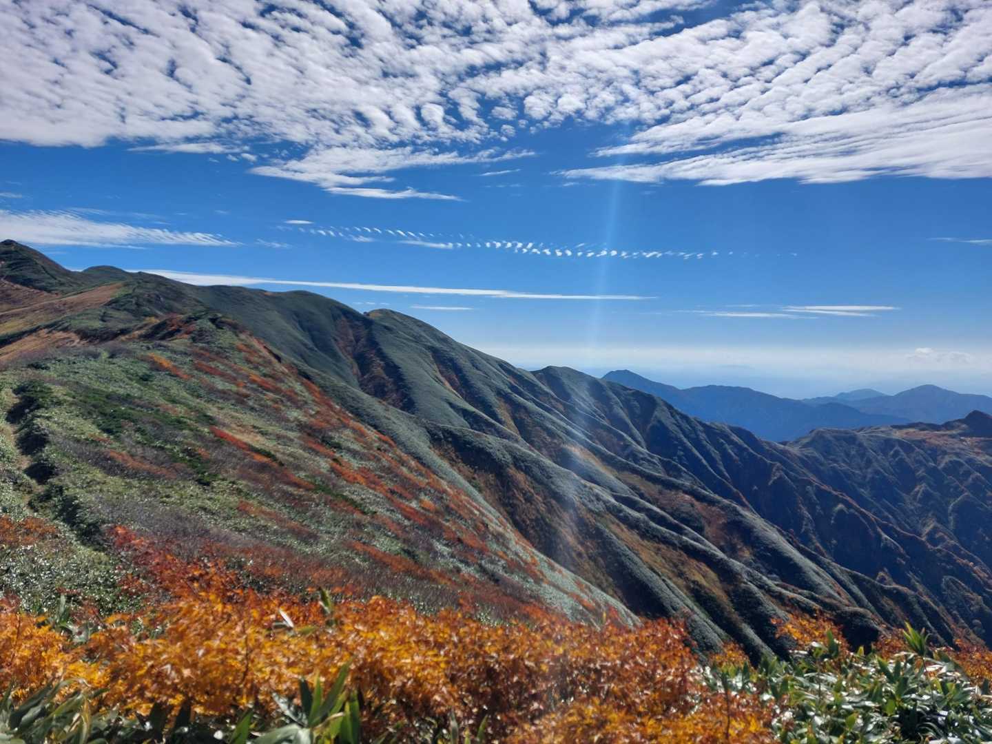 分岐点を頼母木山方面に少し下りていくとまた違った紅葉見れていいよ！！とか、水場とかも教えてもらう😊お礼をいってお別れ😊優しい方たくさんいるな～😊😊ありがたい！！！