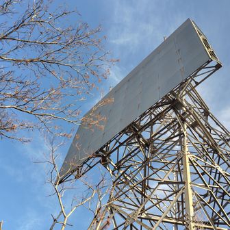 通信用の反射板とかそういうのだ、たぶん。
遠くの山の山頂とか中腹とかに見える感じの。

山口県防災行政無線　末武川ダム〜大平山中継局間の末武反射板、
とコメントで教えていただきました。