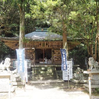 だいぶ降って論鶴羽神社でお参り。
イザナギ・イザナミを祀る神社だそうです。この後に伊弉諾神宮もお参りしましたが、淡路島はイザナギ・イザナミに由緒がある島なのですね。