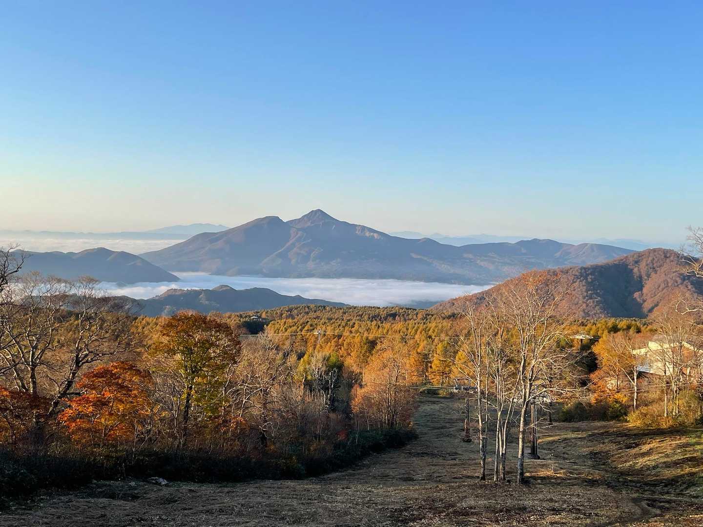 振り返ると雲海の中に浮かぶ磐梯山