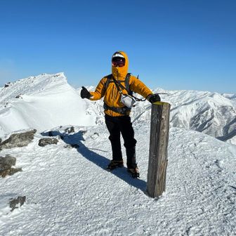 防寒装備のおかげでさほど寒くないですが、気を抜くと吹き飛ばされそうです😆