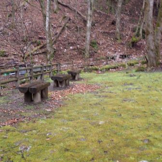 途中にトイレがあります。休憩場所にも良いです。