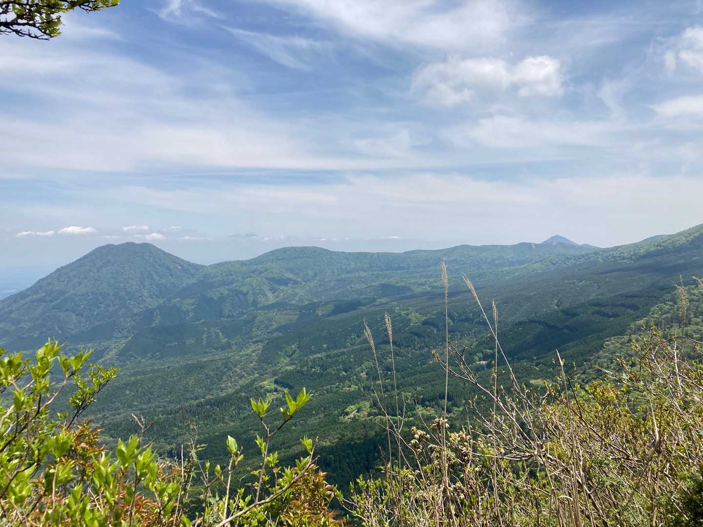 左から夷守岳〜丸岡山〜大幡〜高千穂峰まではっきり見えてます⛰
最高の景色…✨🥹