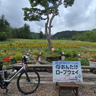 今日のルートは前回ルートより勾配がきついので御嶽RW鹿の瀬駅で一休み。相変わらず御嶽山は完全に雲の中。