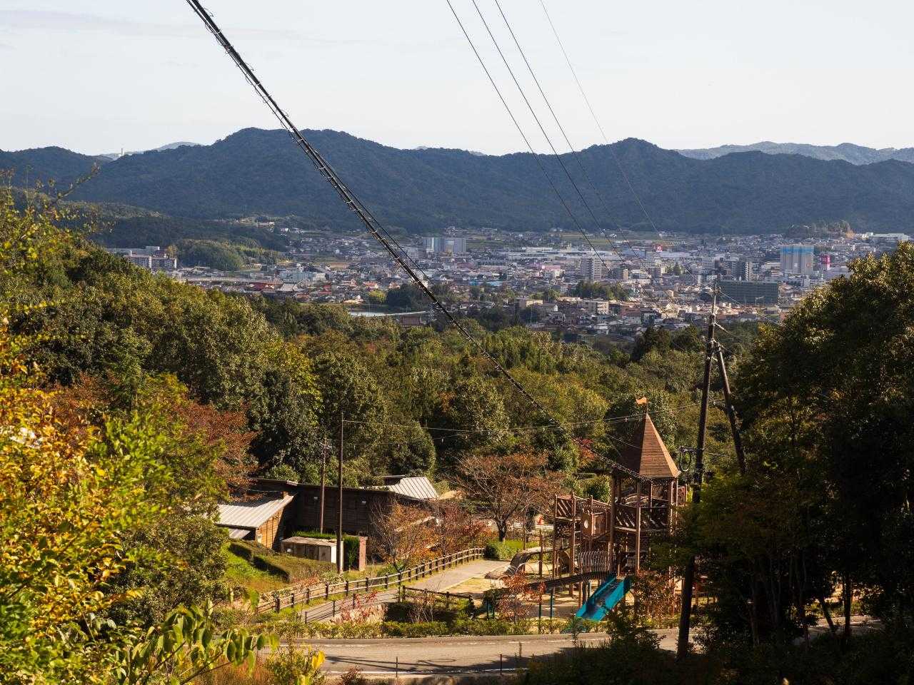 道路を下りてゆくと遊具の広場が見えてきた。平日なので子供たちは少ない。