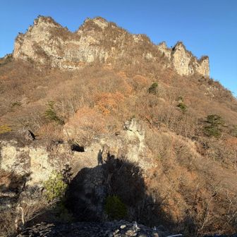 振り返ると本日登る金洞山෴෴
とRookiesの影笑笑