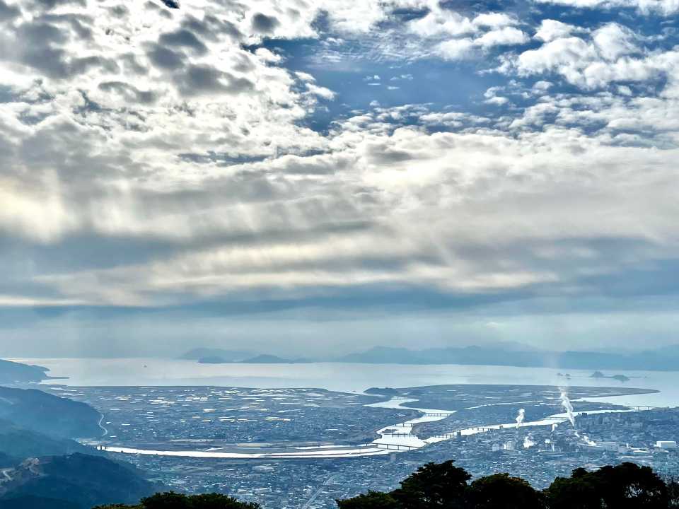 山頂からの眺望⬆️
真ん中には、球磨川が注ぐ八代海🏖✨宇土半島と天草諸島に囲まれた内海です✨工場の煙が目をひく八代市の街並みと海のある景色…🏭✨