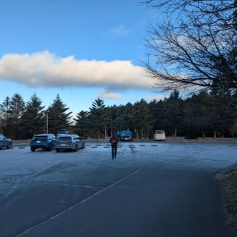 前日伊東マリンパークで車中泊して駐車場に到着🚙
トイレ🚻は凍結の為使用不可
仮設トイレありますが水が流れないので注意⚠️
ちなみに気温は２℃🥶