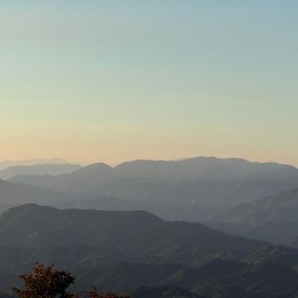 霊山山と三周ヶ岳も見えてます