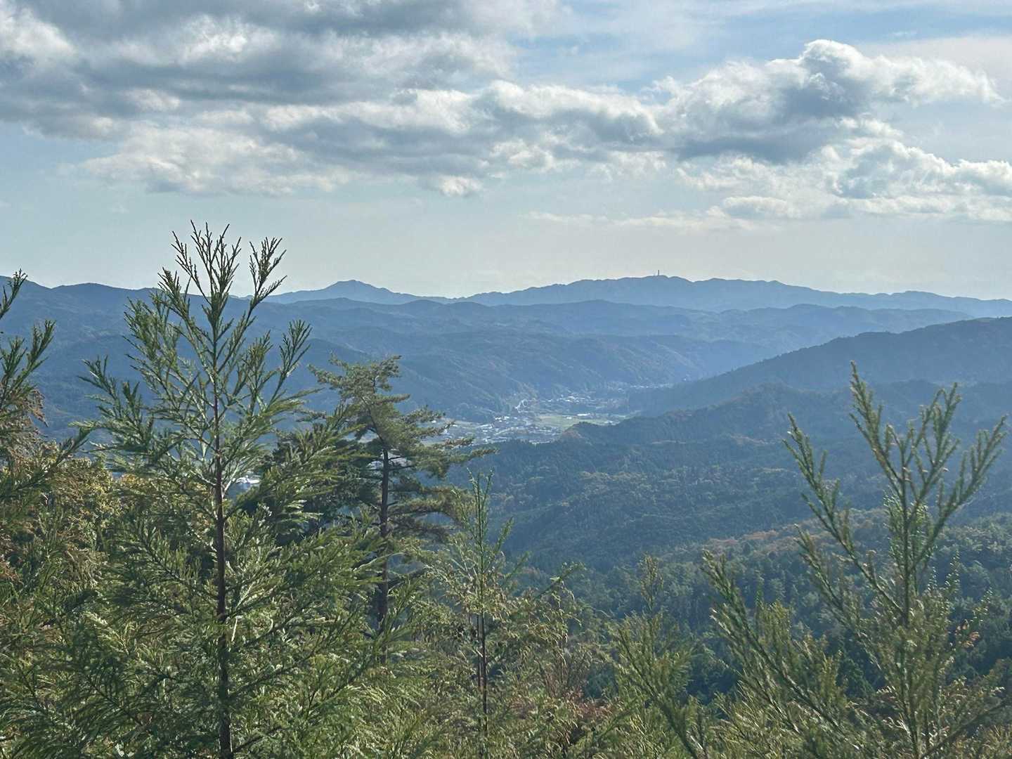 景色は最高、高鈴山/神峰山方面。