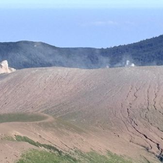 新燃岳遠景　噴煙は少しでおとなしい常態が継続しています🌋