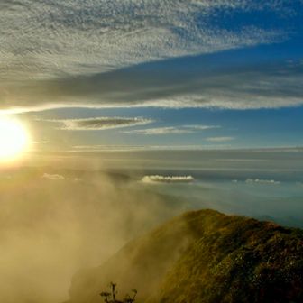 日が沈む

茂倉岳の山頂に登り返します😄