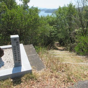 石碑の横を下って行きます
