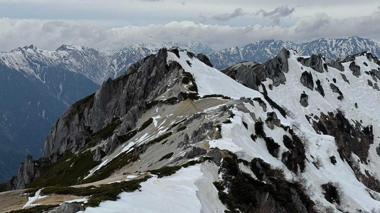 燕岳、残雪の稜線へ の写真 18