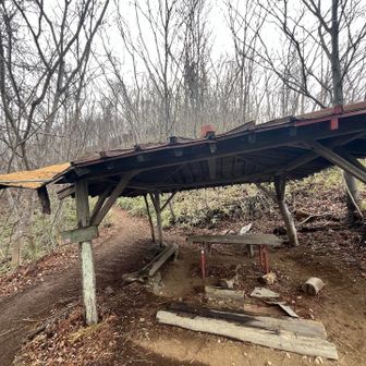 登り切った所に東屋。ここから普通の登山道。