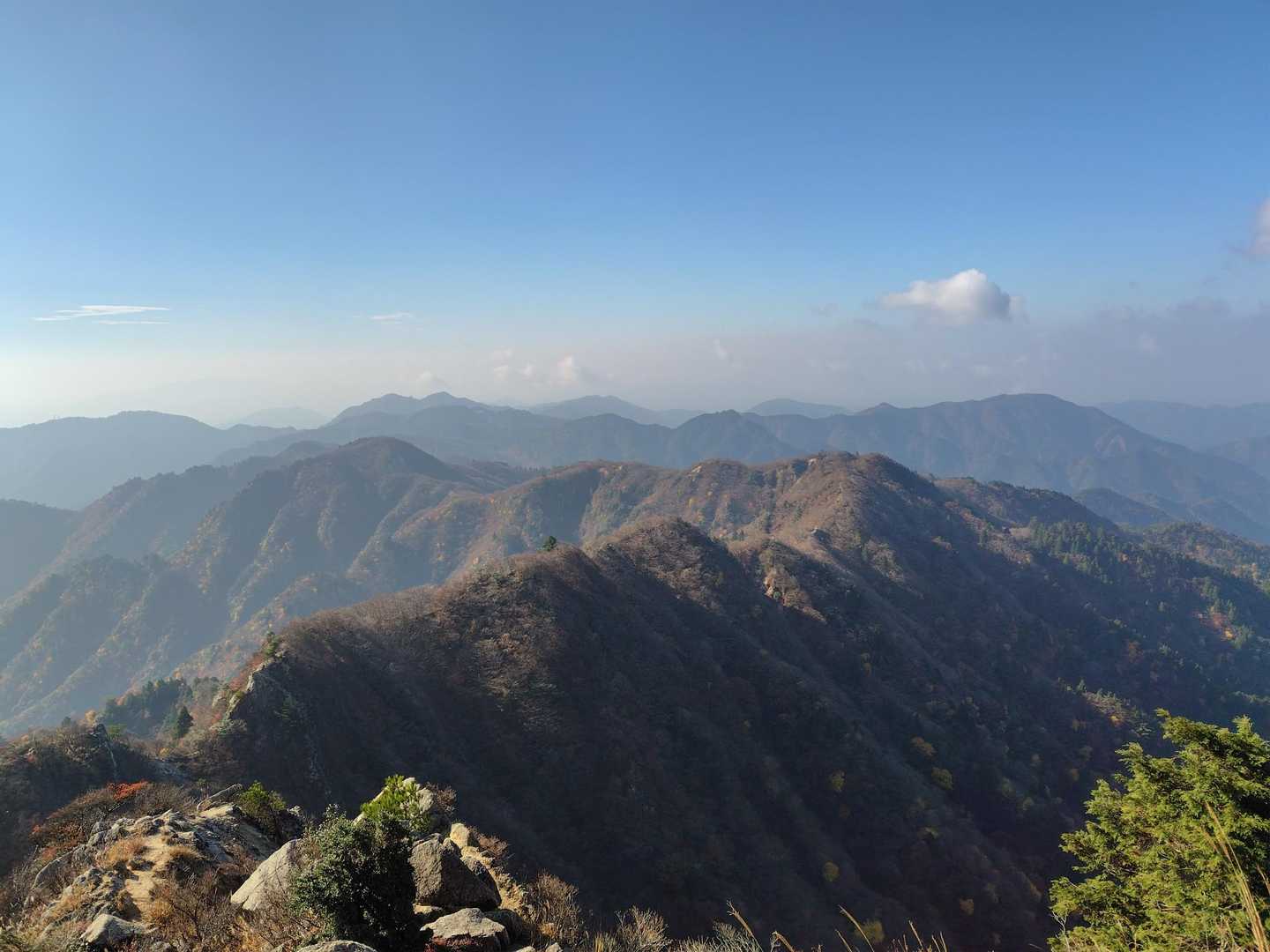 〈鎌ヶ岳・山頂〉から南西を望む。
ここから写真左の宮越山(水沢岳)までが鎌尾根だそうです。
