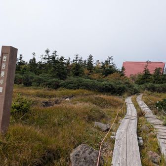 山頂から10分程度で西吾妻小屋に到着。
トイレを借りましたが、周囲に食事休憩を取る場所も無かったので天狗岩と吾妻神社を目指します。