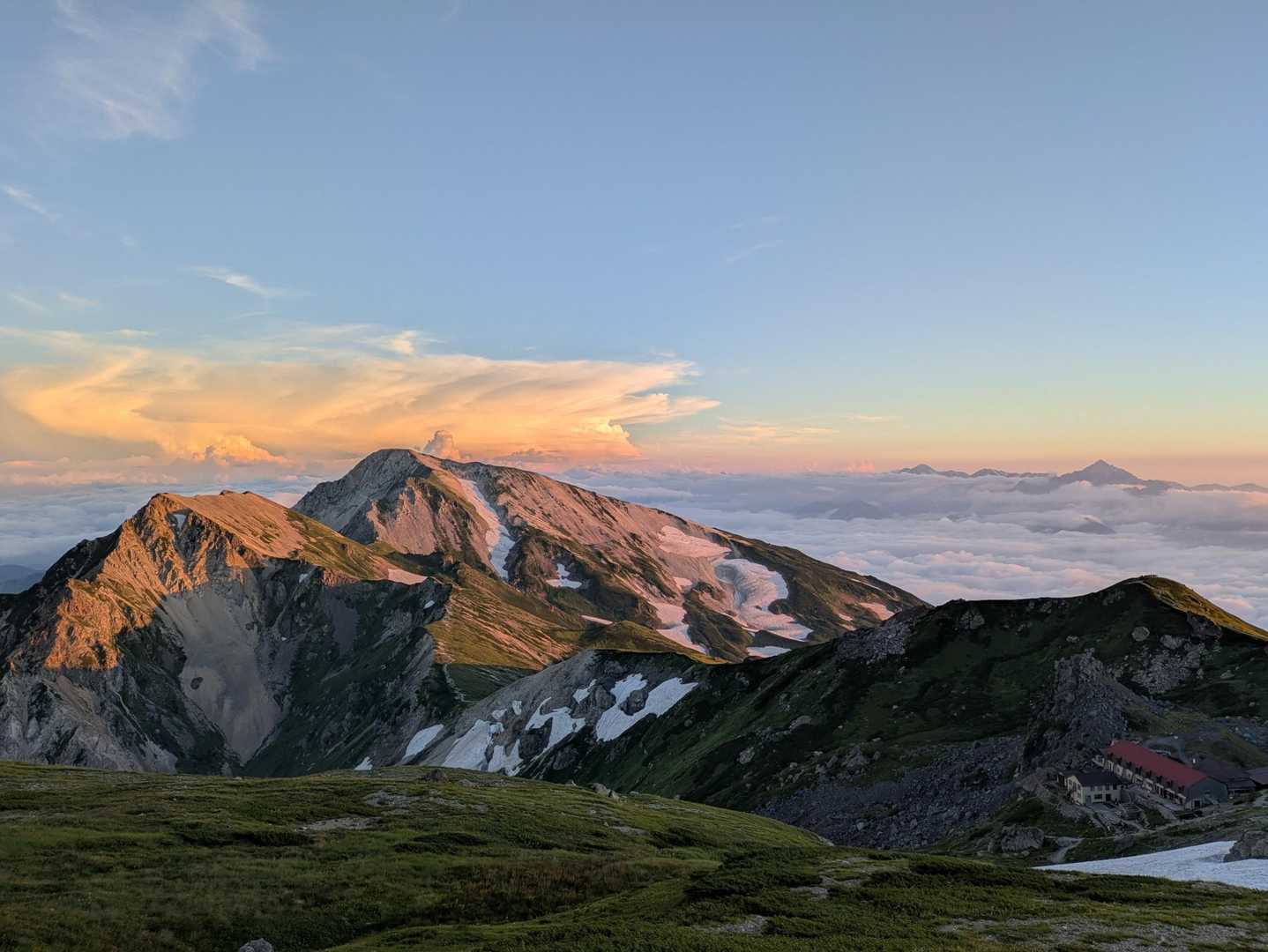 山荘から日の入りを眺める