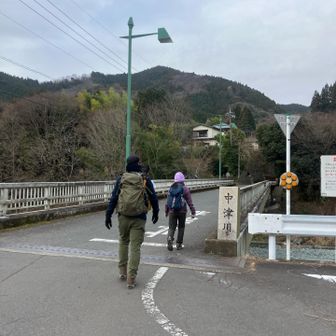 雲多く、風が強い。状況によりシダンゴ山ピストンも覚悟でスタート。