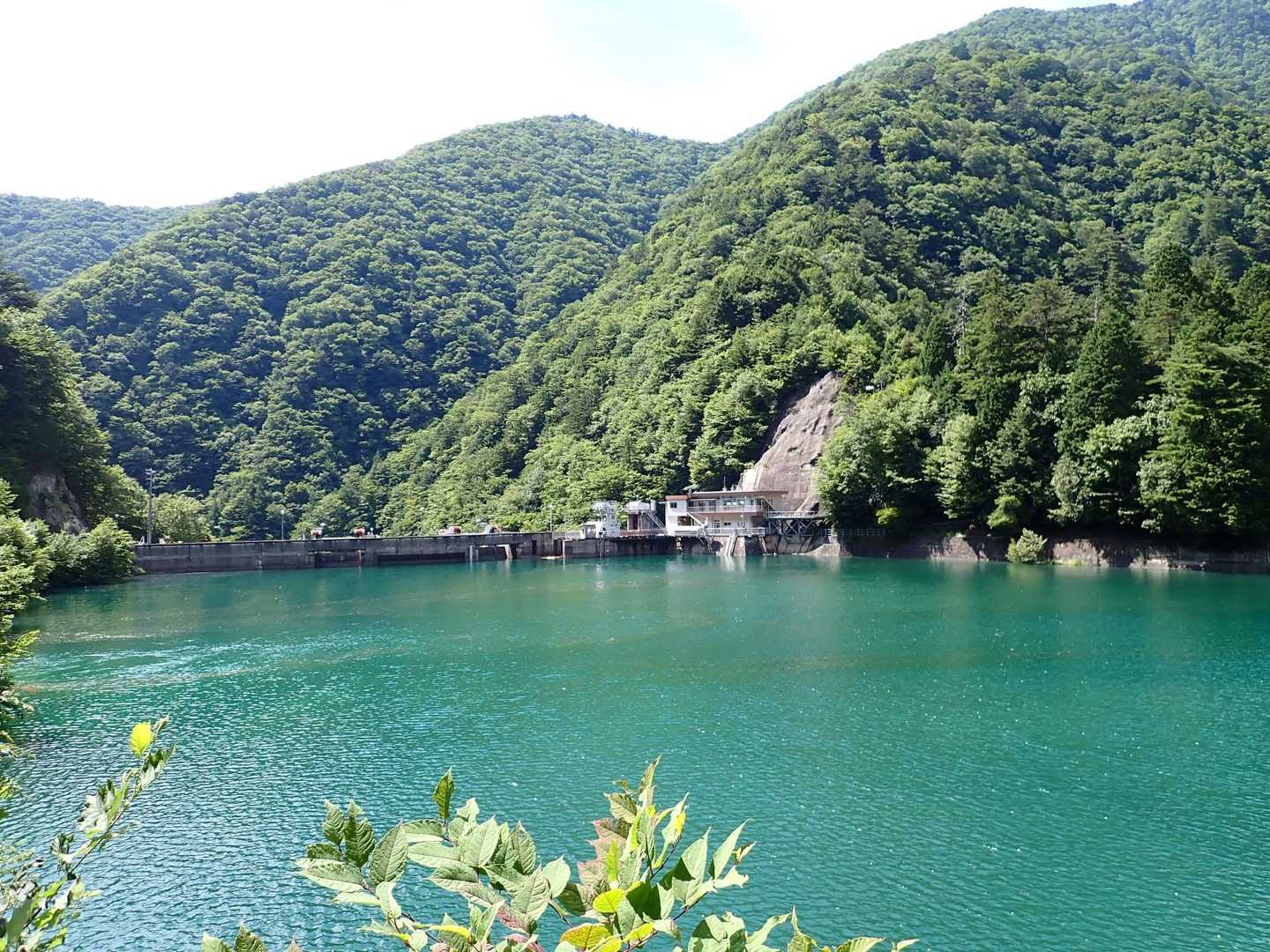 林道粛々と歩けば伊奈川ダム
エメラルドグリーンが綺麗