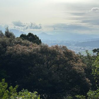 片縄山山頂から
宝満山方面は雲が多い