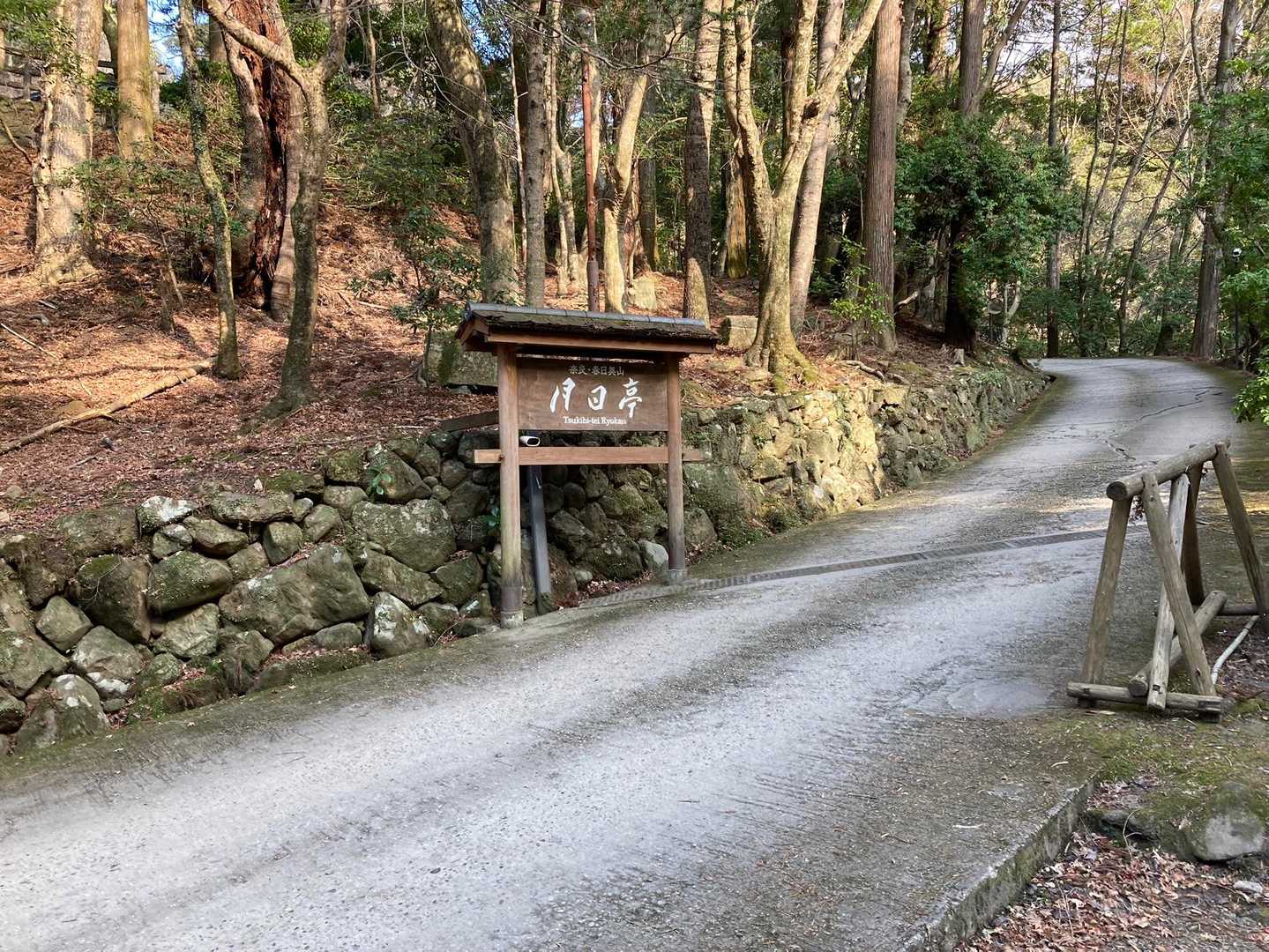 高級旅館の前を通ります