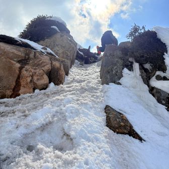 剣ヶ峰山へ向かうヤバいゾーン😱登りはヤバくはなかった👍
でもめちゃ急💦