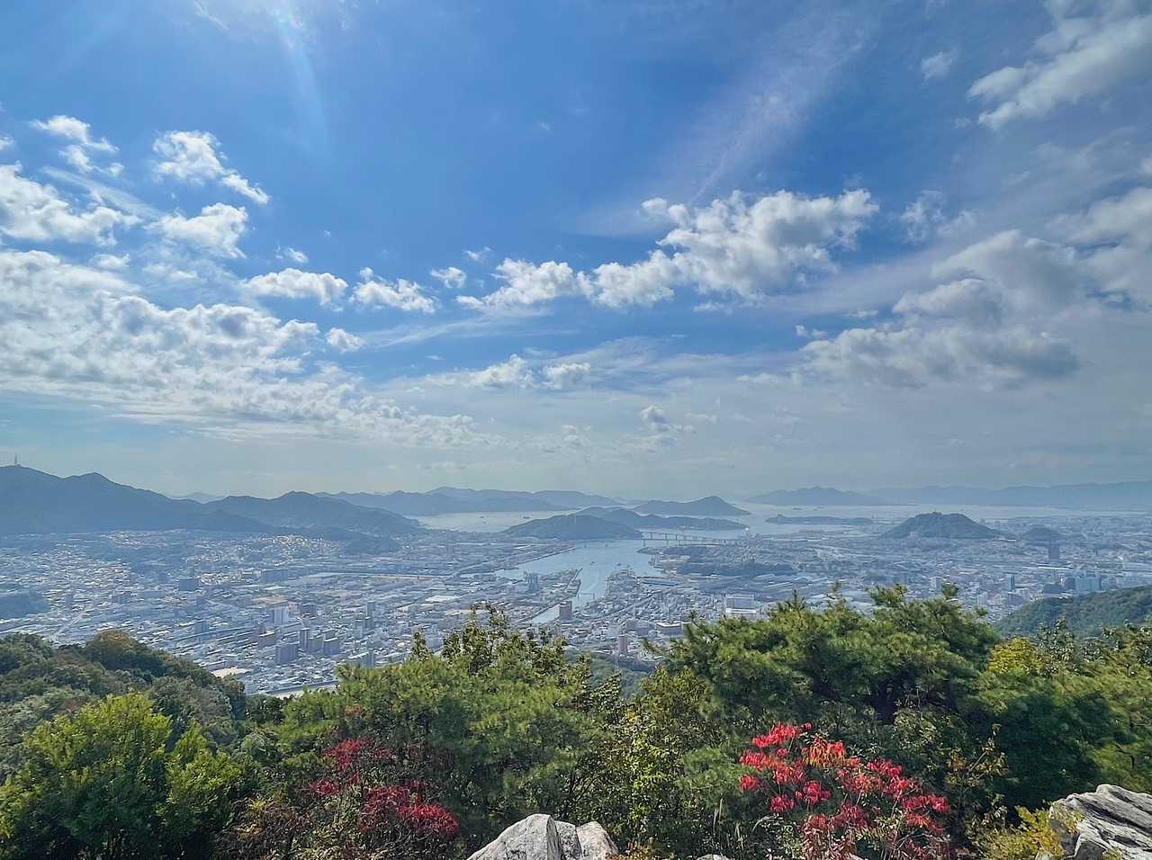 ここも相変わらず、最高の景色だな🏙⚓️
夕方もオススメですよ🌇 海田湾に西陽が反射してキラキラする感じが好きです😊