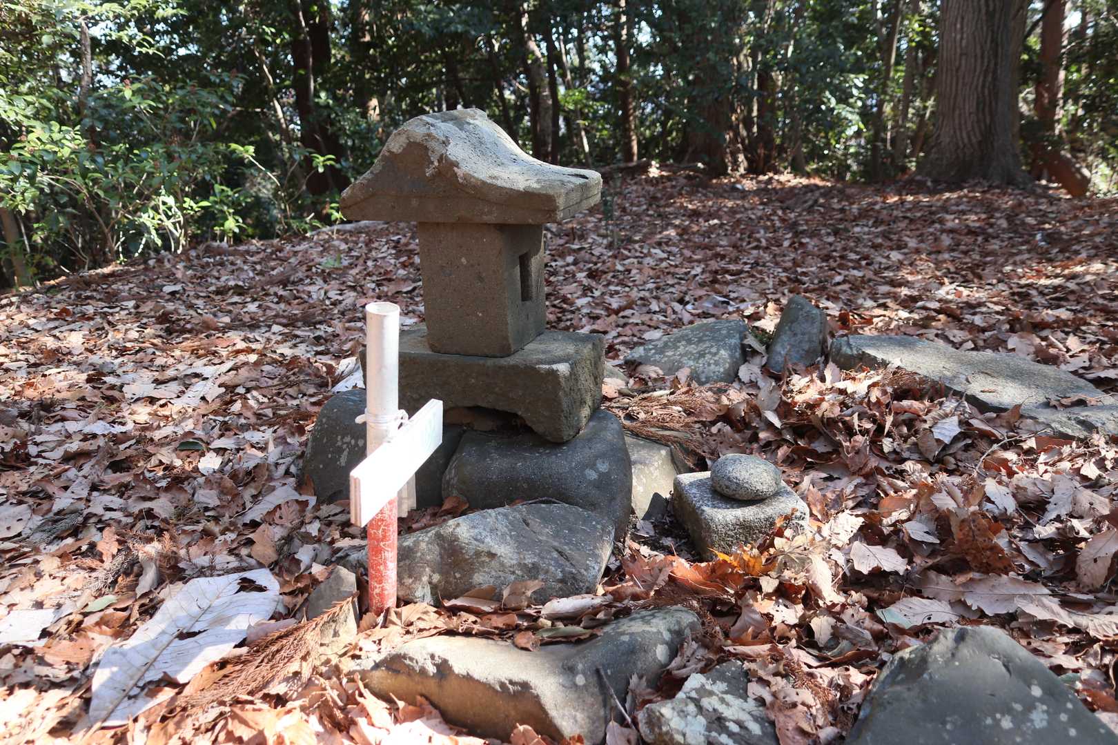 千手山山頂にある石祠と三等三角点