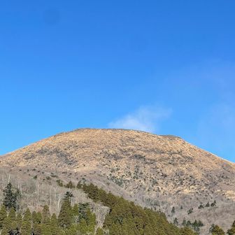 中岳の向こうから新燃岳の噴煙…💭