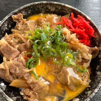 牛丼（生卵付き）
この牛丼は、美味しい😋
みたらし団子（2本）または串カツ（2本）のいずれかとセットで注文したい気分です。