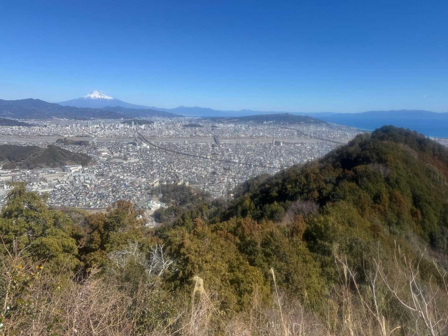 朝鮮岩から静岡の市街地、富士山の展望が広がります。
