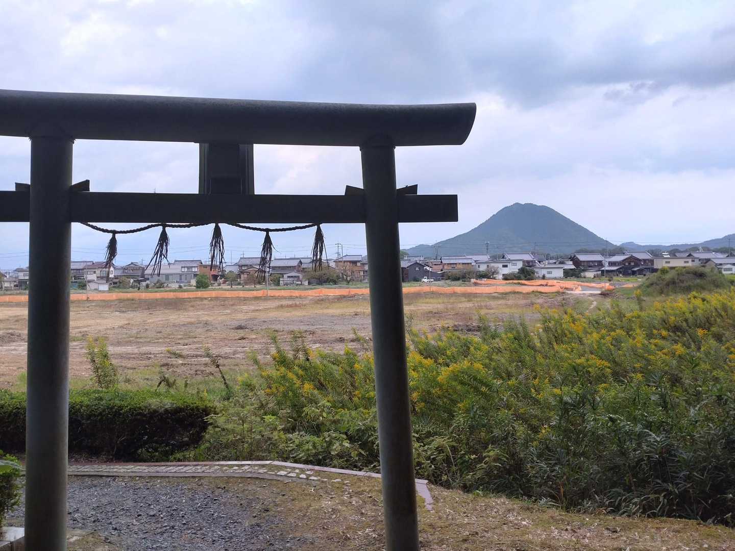 鳥居と三上山がカッコいい
ここも晴れたらとテンション低(^_^;)