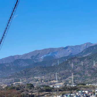 塔ノ岳・丹沢山・蛭ヶ岳 弘法山～念仏山走りに来ました

弘法山から大倉尾根を望む。煙が見えます。この50分後位に再度見たら煙がわからない位になっていましたが鎮圧したんでしょうか…
とりあえず、情報を色んな人に伝え広めて二次被害が起きない用にすれ違う方々に片っ端から火事の事を伝えました。