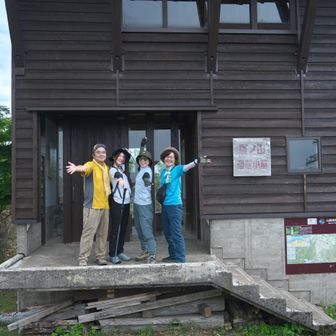 避難小屋で記念撮影。
探鳥会の方が大きなレンズを持って休憩されてました。