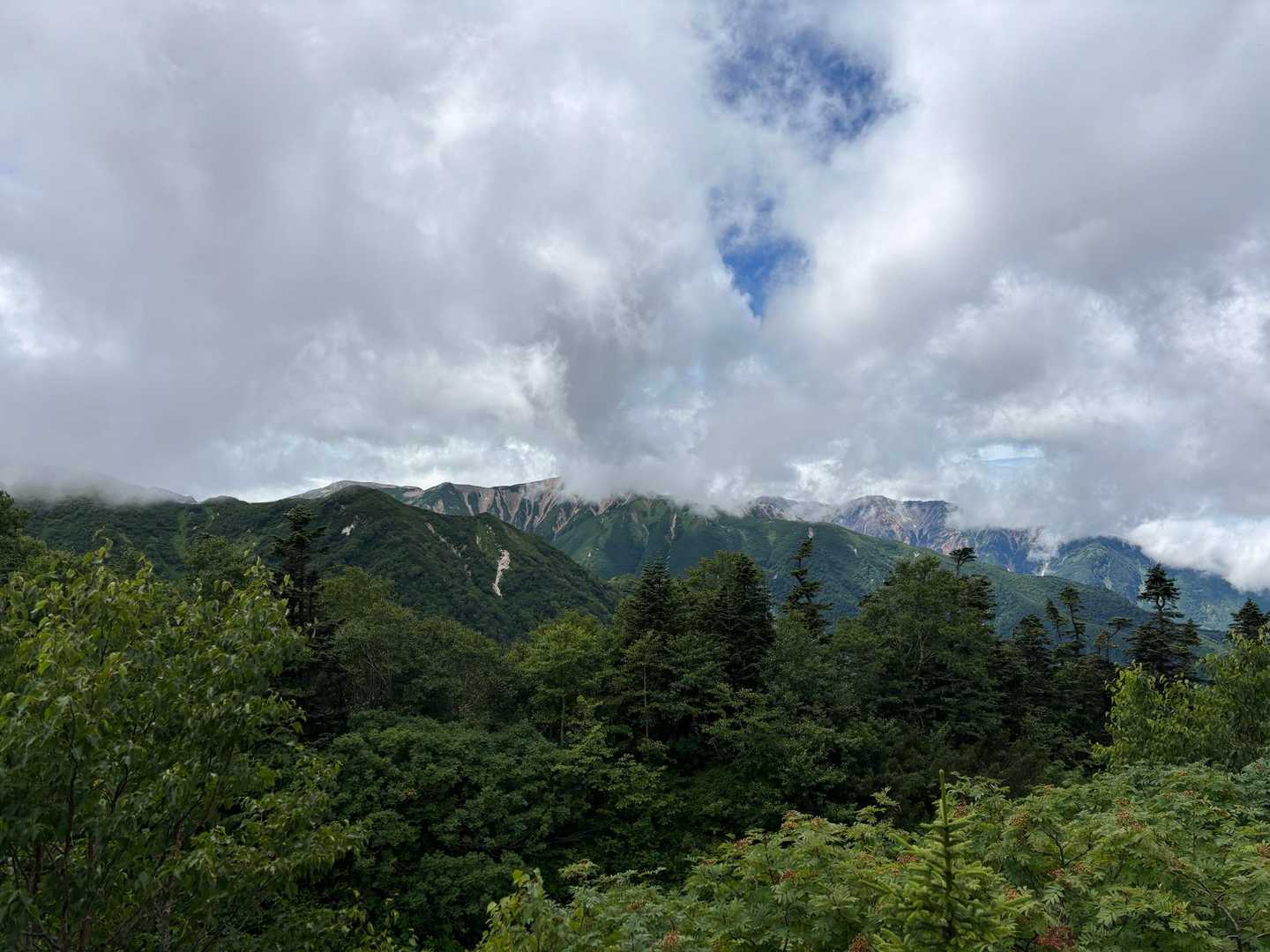 ほどなく、烏帽子小屋で、明日歩く赤牛岳の稜線を眺めながらの休憩