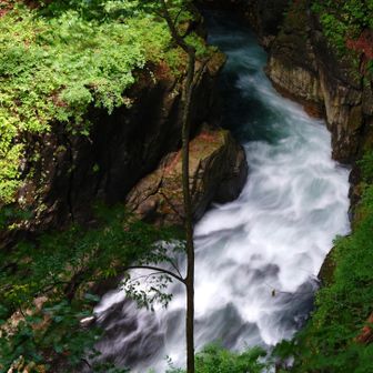 谷幅が狭くなると水量が増して　流しそうめんは無理そうだ