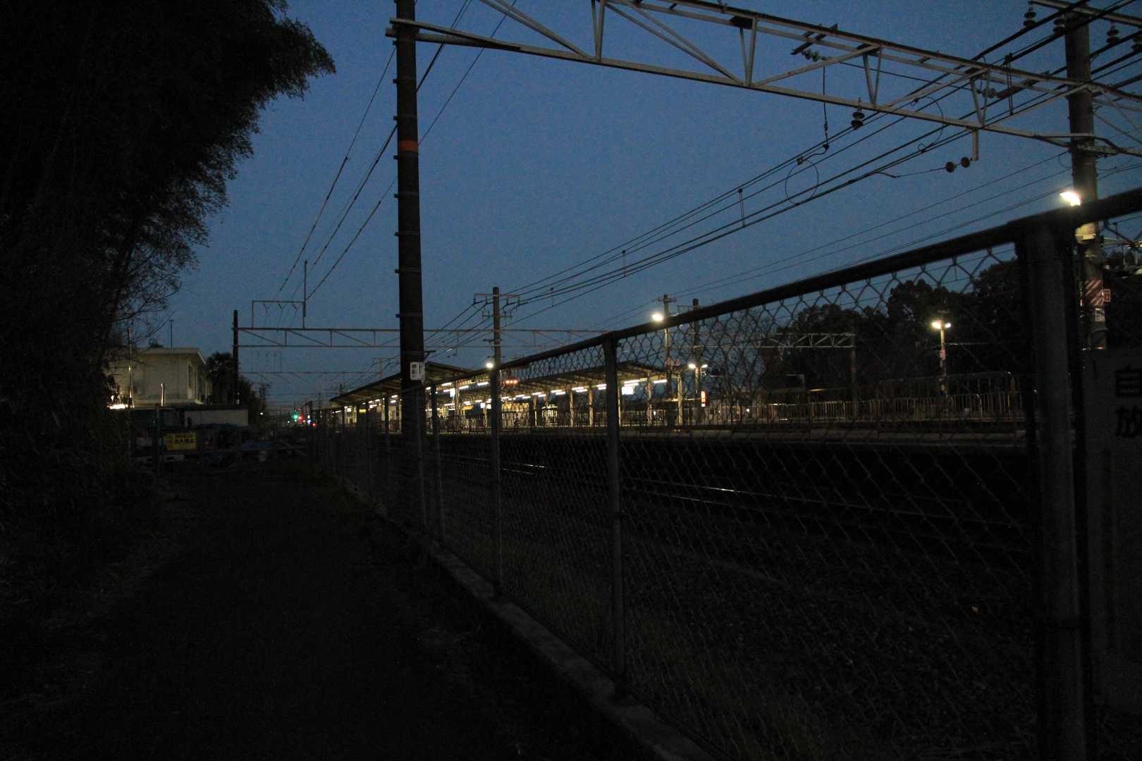 駅に着いたら暗くなっていた。サントリーの蒸留所には寄れず。