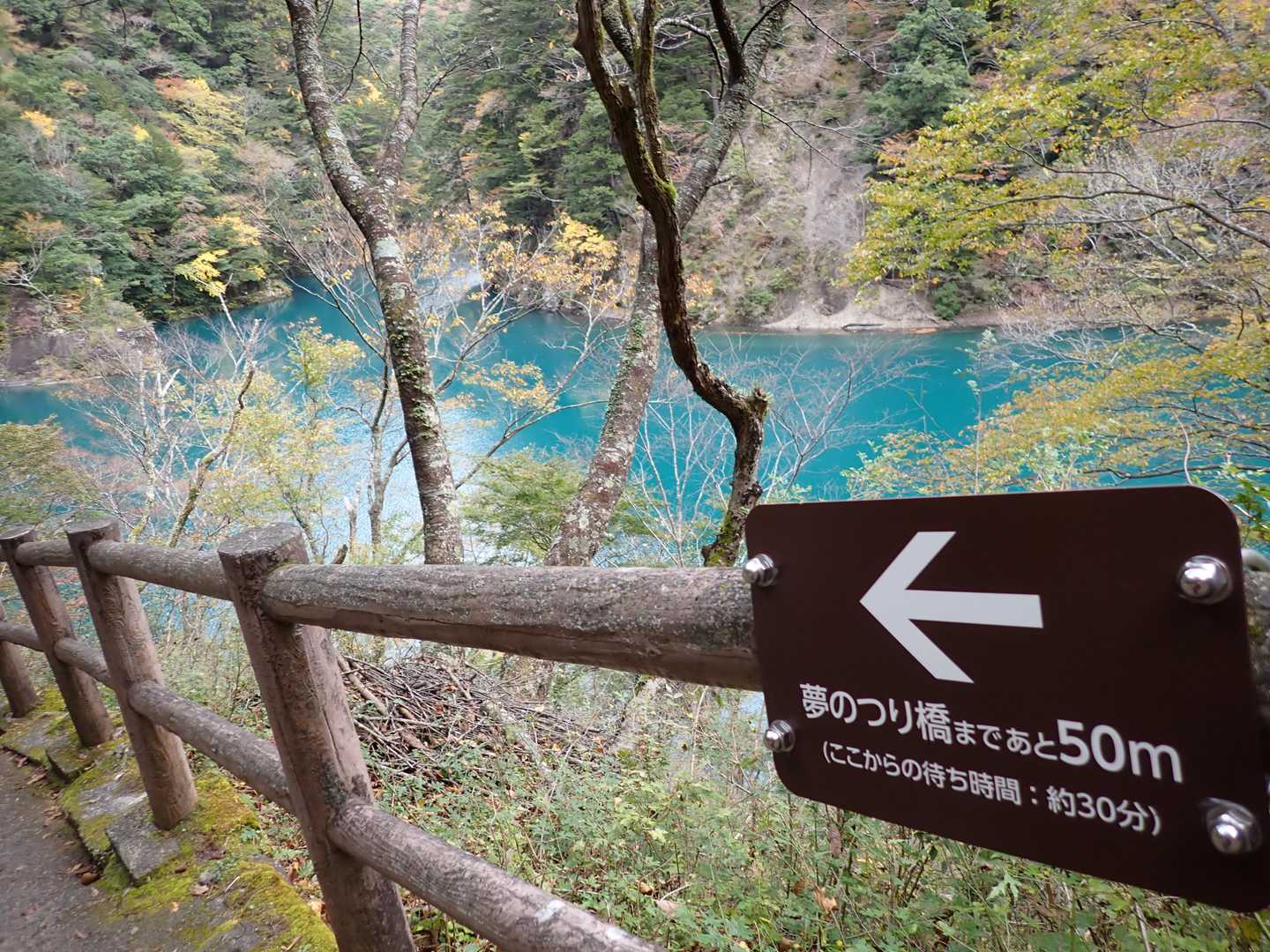 待つときは、ここまで人がいるんだ…
