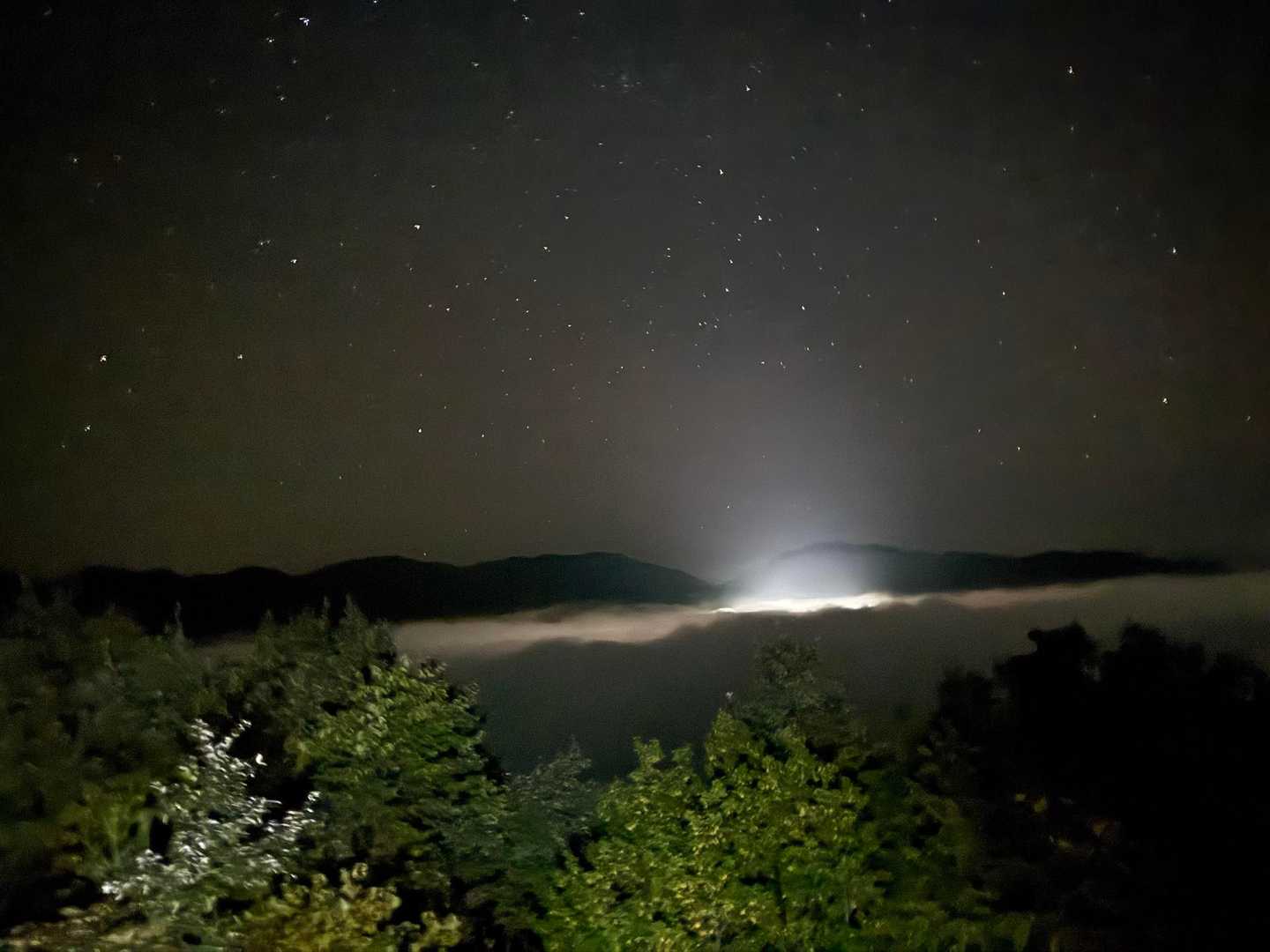 そんな澄んだ星空の下、山々の間には雲海が広がっていたが、その雲海の中から強烈な光が漏れ出していた。
それが竹田城址だと示す