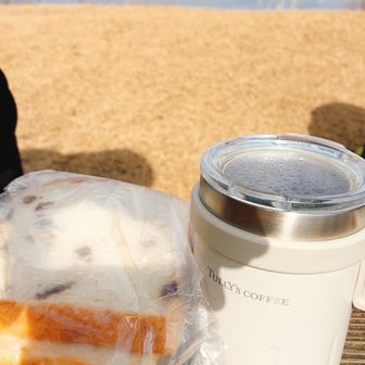 お昼はパンとコーヒー