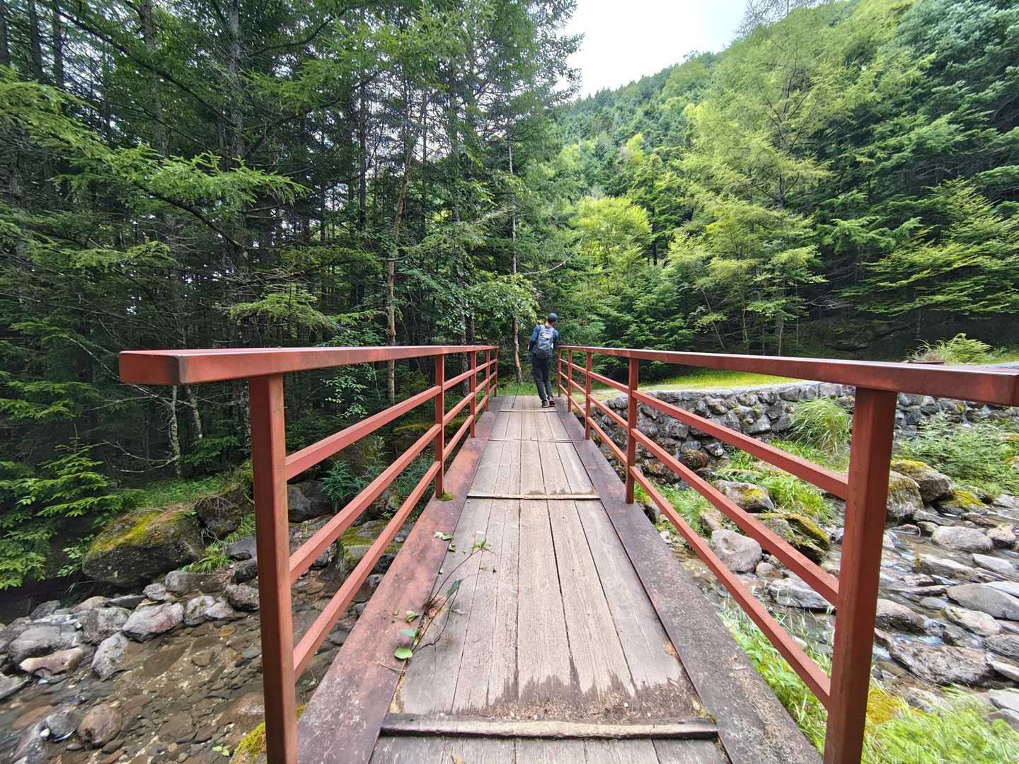 この橋を渡れば。。