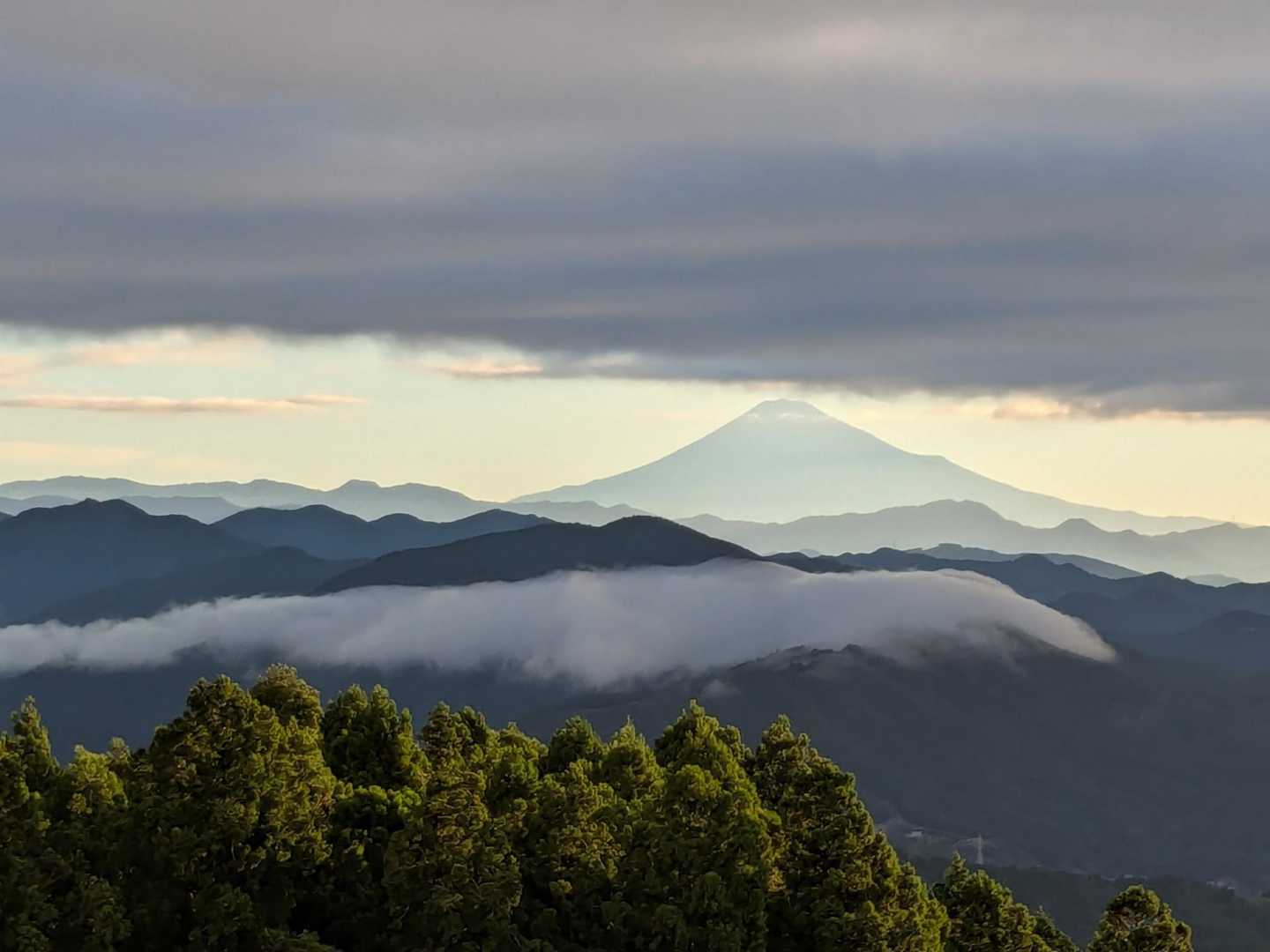 粟ヶ岳-高塚山-岳山 周回コースの写真