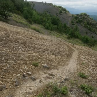 奥には東峰が